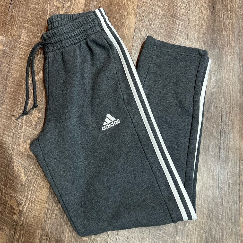 Adidas Boys Essentials 3-Stripes Open Hem Fleece Pants Size S Dark gray